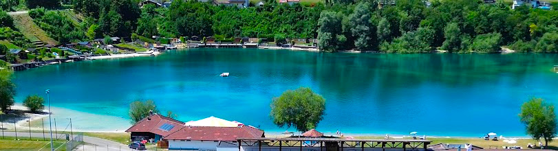 Türkises Wasser des Baggersees in Regau